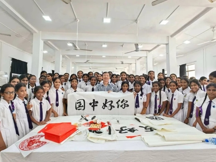 斯里蘭卡學(xué)生在系列活動(dòng)中學(xué)習(xí)中國書法。圖片由主辦方提供