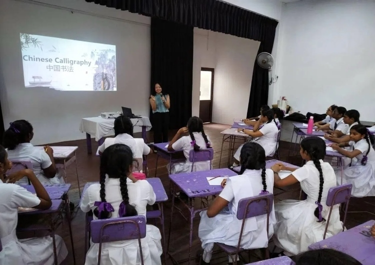 斯里蘭卡學(xué)生在系列活動(dòng)中學(xué)習(xí)中國書法。圖片由主辦方提供