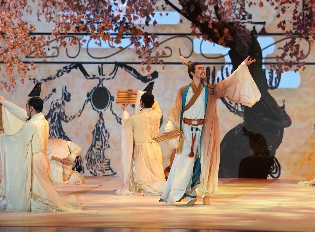 11月6日，演職人員在表演民族舞劇《孔子》片段。新華社記者 張晨霖 攝