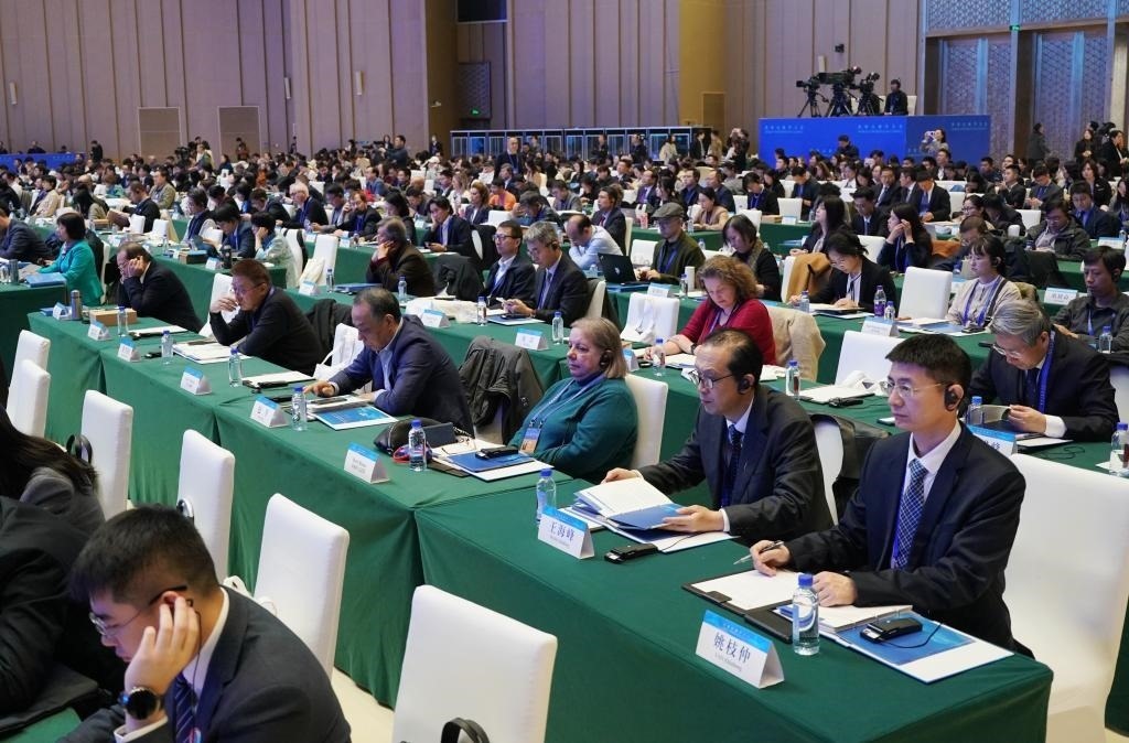 11月7日，中外嘉賓在首屆世界古典學大會開幕式現場聽會。新華社記者 張晨霖 攝