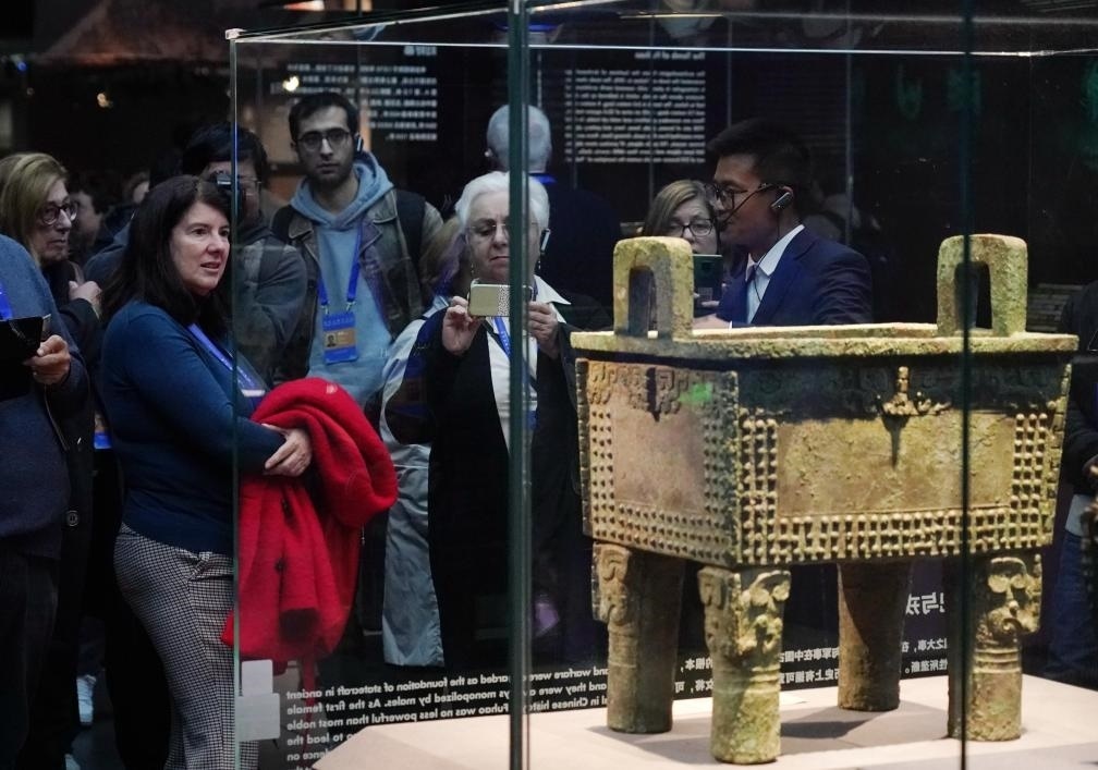 11月6日，中外嘉賓來到中國考古博物館參觀“考古與中華文明溯源展”。該展是本屆世界古典學大會推出的配套活動之一。新華社記者 張晨霖 攝