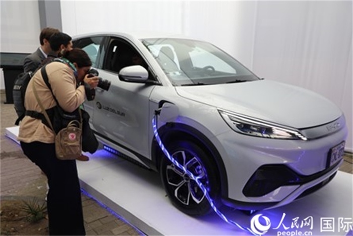 圖為秘魯媒體記者正在拍攝現(xiàn)場展出的比亞迪電動汽車。 人民網(wǎng)記者姜波攝