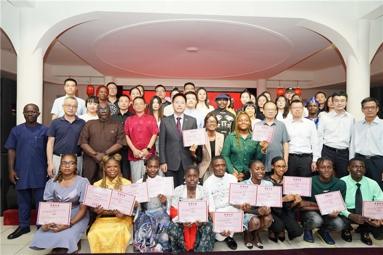 參賽選手與嘉賓合影留念。尼日利亞中國文化中心供圖
