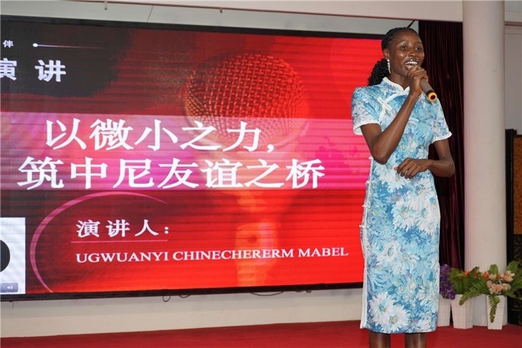 選手張佳寧演講中。尼日利亞中國文化中心供圖