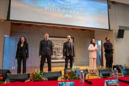 發(fā)布會現(xiàn)場，主創(chuàng)表演音樂劇片段。主辦方供圖