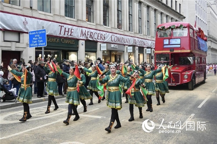 2024倫敦金融城市長(zhǎng)就職巡游 浙江會(huì)游行隊(duì)伍 吳若鳴攝