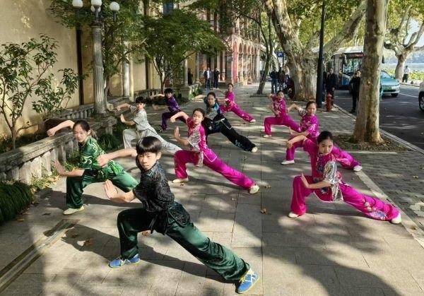 杭州市陳經(jīng)綸體校武術(shù)隊學(xué)生們展示中華武術(shù)。 人民網(wǎng)記者 楊磊攝