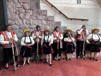 身著傳統(tǒng)服飾的秘魯藝人。本報(bào)記者 張朋輝 攝