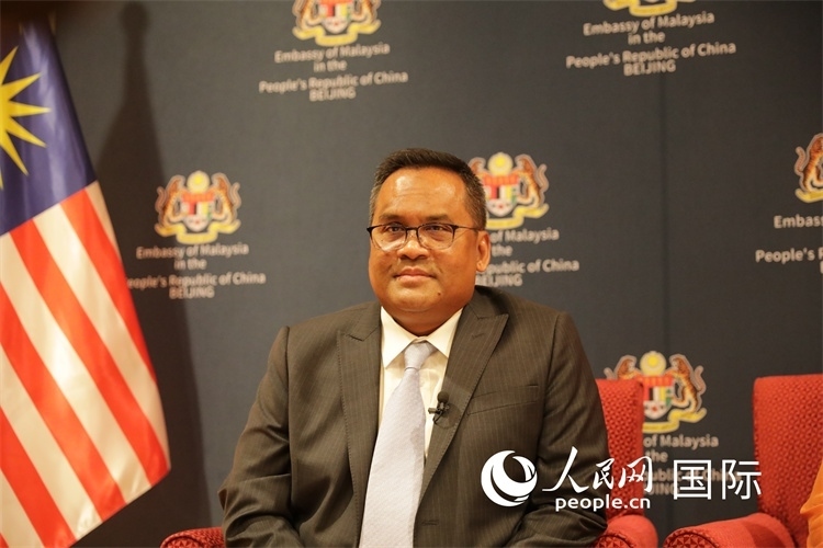 馬來(lái)西亞駐華大使諾曼在11月12日召開(kāi)的記者見(jiàn)面會(huì)上回答記者提問(wèn)。人民網(wǎng) 王婧攝
