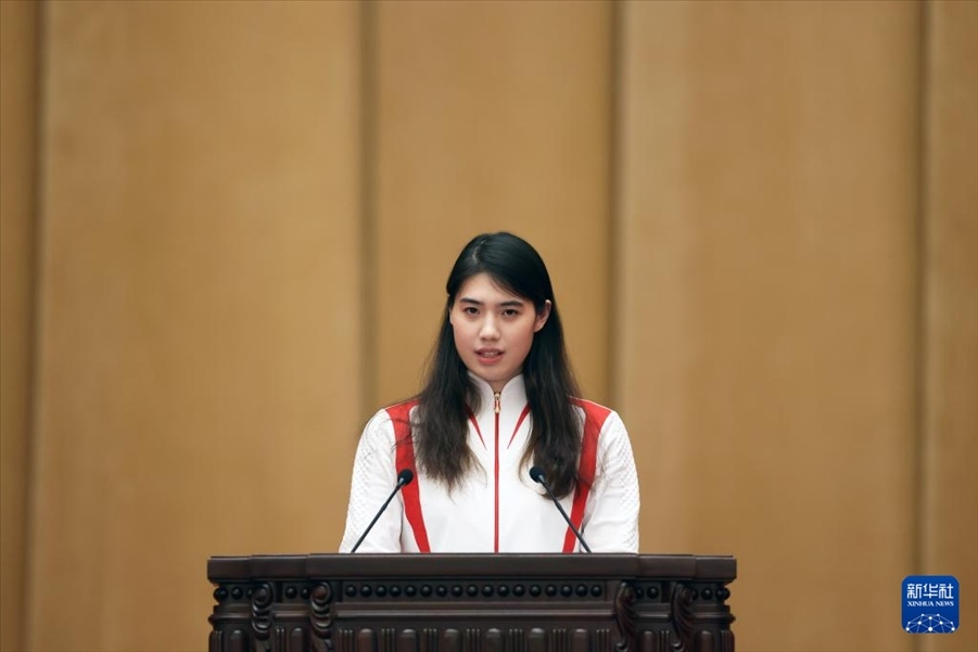 11月15日，游泳運(yùn)動(dòng)員張雨霏在報(bào)告會(huì)上發(fā)言。新華社記者 李明 攝