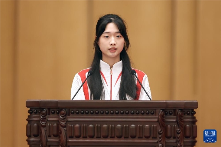 11月15日，射擊運(yùn)動(dòng)員黃雨婷在報(bào)告會(huì)上發(fā)言。新華社記者 李明 攝