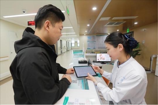 患者在護(hù)士站為家屬辦理床旁出院手續(xù)。圖片來(lái)源：山東第一醫(yī)科大學(xué)第二附屬醫(yī)院