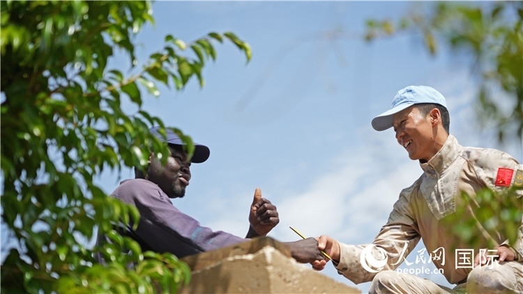 圖9.聯(lián)合國(guó)工作人員稱(chēng)贊維和工兵（王軍杰攝）