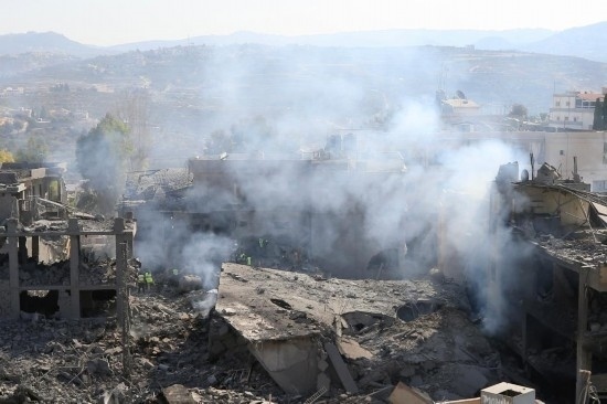 這是10月16日在黎巴嫩南部城鎮(zhèn)加納拍攝的遭摧毀的建筑。新華社發(fā)（阿里·哈希紹攝）