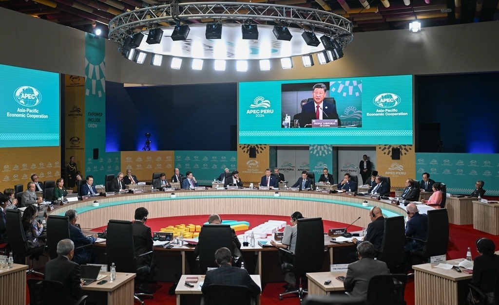 當(dāng)?shù)貢r(shí)間11月16日上午，亞太經(jīng)合組織第三十一次領(lǐng)導(dǎo)人非正式會(huì)議在秘魯利馬會(huì)議中心舉行。國家主席習(xí)近平出席會(huì)議并發(fā)表題為《共擔(dān)時(shí)代責(zé)任 共促亞太發(fā)展》的重要講話。新華社記者 謝環(huán)馳 攝