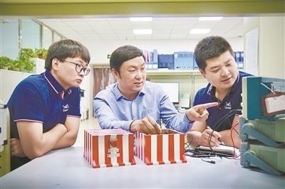 中北大學(xué)極端環(huán)境特種傳感與測(cè)試創(chuàng)新研究團(tuán)隊(duì)成員正在圍繞近期發(fā)射任務(wù)進(jìn)行產(chǎn)品研發(fā)。受訪單位供圖