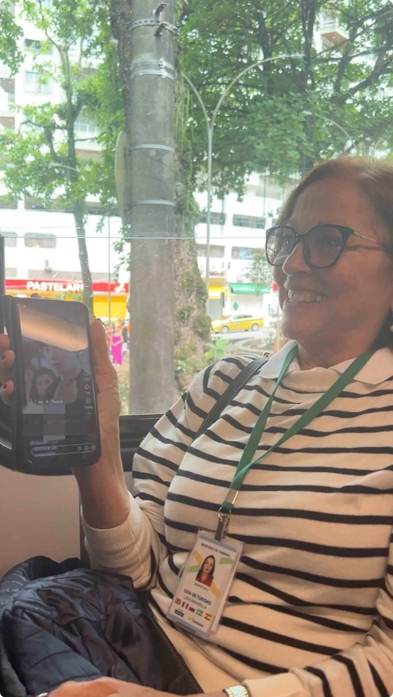 當?shù)厝讼驆u叔展示中國網(wǎng)劇。作者供圖