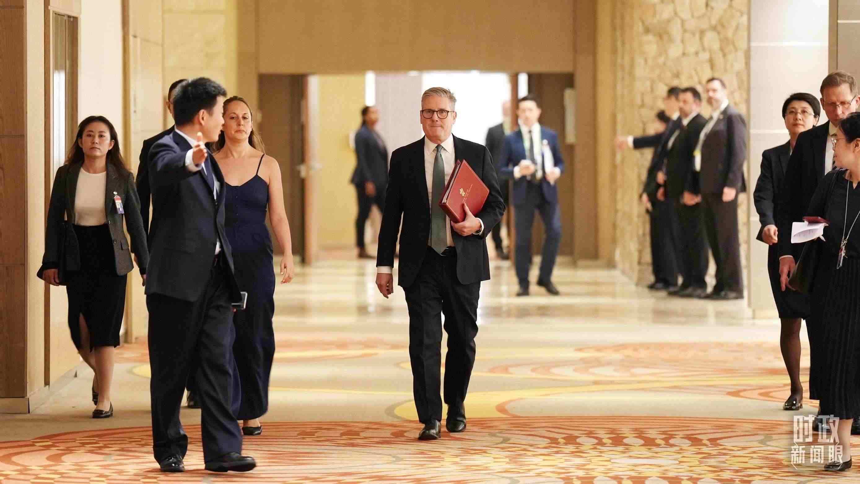 △英國首相斯塔默抵達會見現(xiàn)場。（總臺記者李晉拍攝）