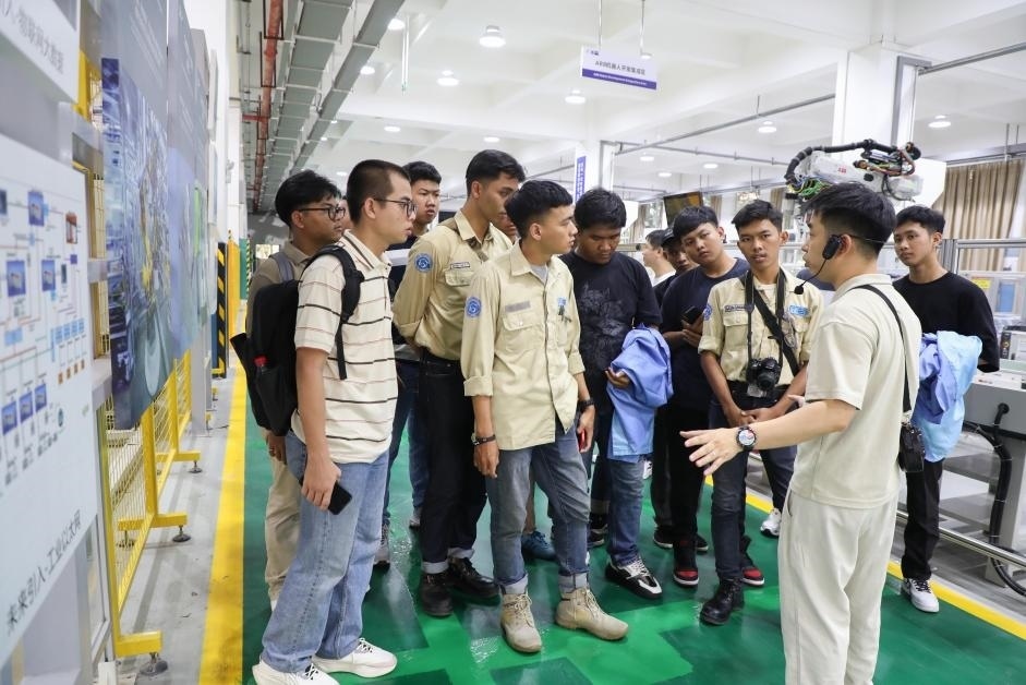 來(lái)華留學(xué)生在工程實(shí)踐中心上課。教育部職業(yè)教育與成人教育司供圖