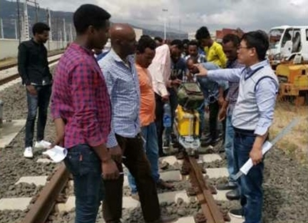 山東職業(yè)學(xué)院開(kāi)展亞吉鐵路運(yùn)營(yíng)技術(shù)培訓(xùn)。教育部職業(yè)教育與成人教育司供圖