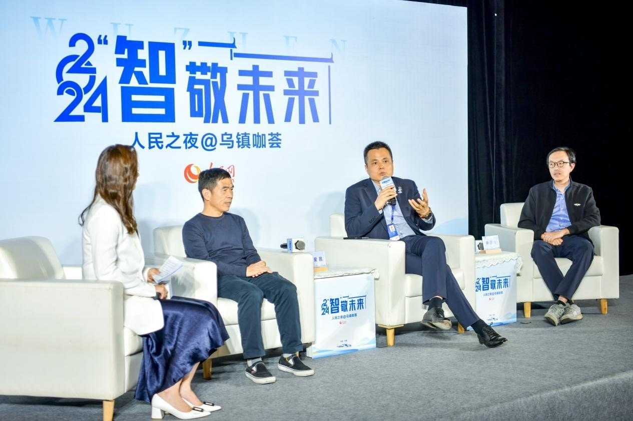 在對(duì)話(huà)環(huán)節(jié)，之江實(shí)驗(yàn)室高級(jí)研究專(zhuān)家潘愛(ài)民、伏羲智庫(kù)創(chuàng)始人李曉東、麒麟軟件副總經(jīng)理李震寧探討“‘百模大戰(zhàn)’將卷向何方”。人民網(wǎng)記者 任峰濤攝