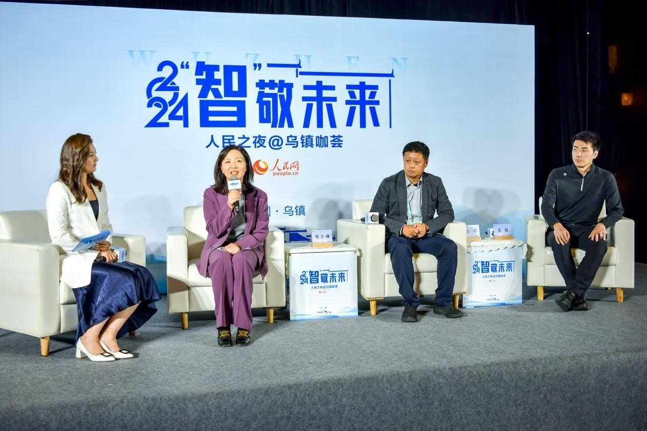 在對(duì)話(huà)環(huán)節(jié)，趣丸科技總編輯、副總裁任少峰，星云智慧機(jī)器人CEO李明，可之教育大模型創(chuàng)始人王冠討論“人工智能如何惠及大眾”。人民網(wǎng)記者 任峰濤攝