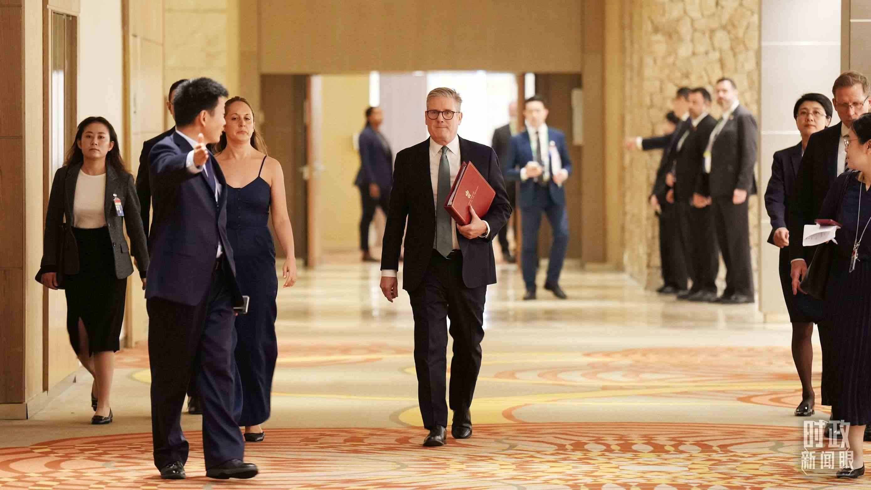 英國首相斯塔默抵達(dá)會見現(xiàn)場，這是他首次同習(xí)主席面對面交流。