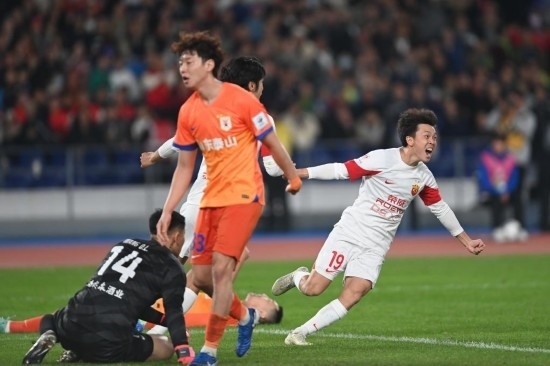 11月23日，上海海港隊(duì)球員王振澳（右）慶祝進(jìn)球。新華社記者 黃宗治 攝