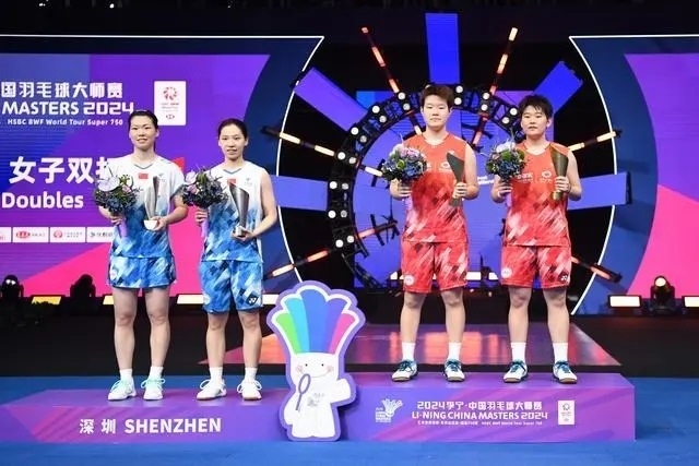 11月24日，劉圣書(shū)（右二）/譚寧（右一）與李怡婧/羅徐敏（左一）在頒獎(jiǎng)臺(tái)上合影。新華社記者 梁旭攝