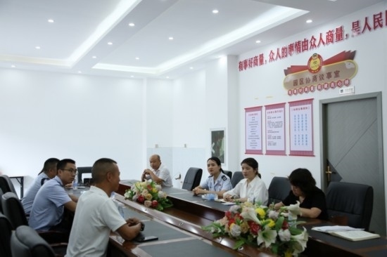 榕江縣稅務(wù)局在園區(qū)協(xié)商議事室協(xié)調(diào)解決企業(yè)訴求。黔東南州稅務(wù)局供圖