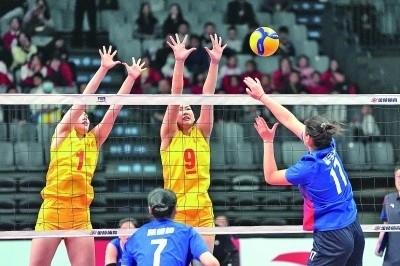 11月27日，山東隊(duì)球員李晨瑄（中）、李美君（左）在比賽中攔網(wǎng)。新華社發(fā)