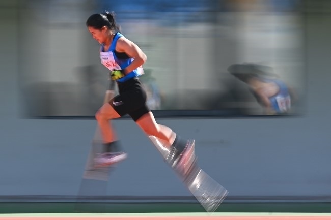 11月28日，海南隊(duì)選手吳明芬在高腳競(jìng)速比賽中。新華社記者 杜子璇攝