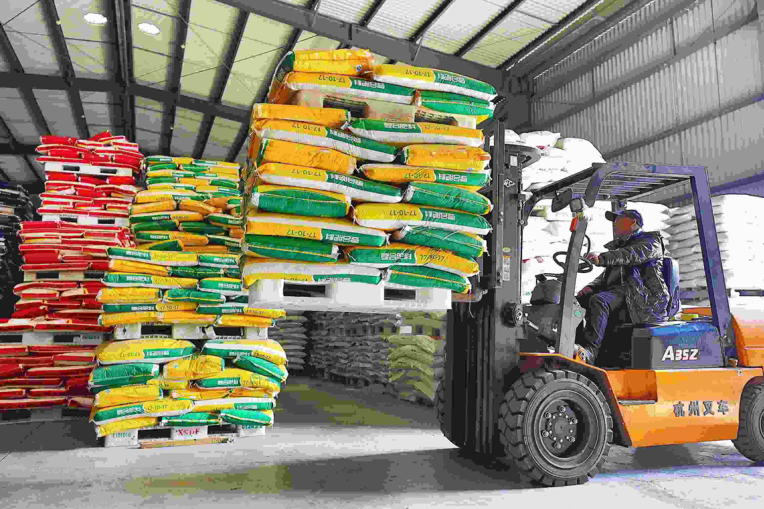2023年2月15日，在浙江義烏供銷聯(lián)社的農(nóng)資貯存?zhèn)}庫，工作人員正在調(diào)運復合肥料等農(nóng)資。