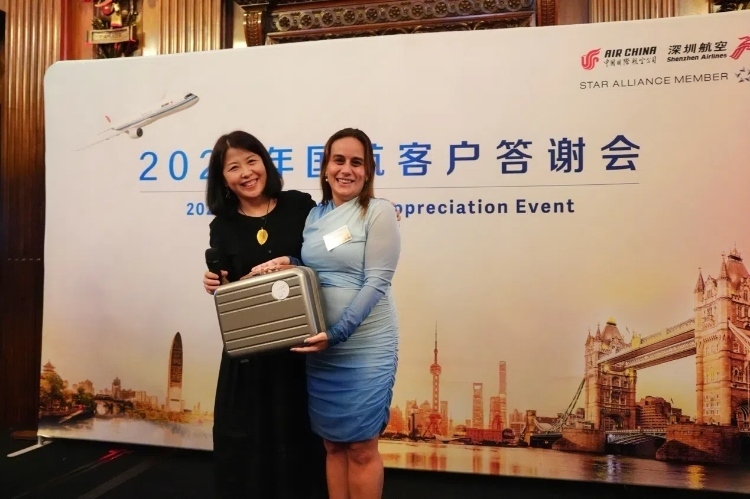 獲獎嘉賓上臺領(lǐng)取精美獎品。吳若鳴攝