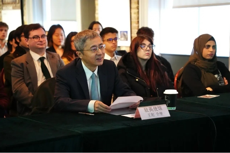 中國(guó)駐英國(guó)大使館公使王起發(fā)表講話。吳若鳴攝