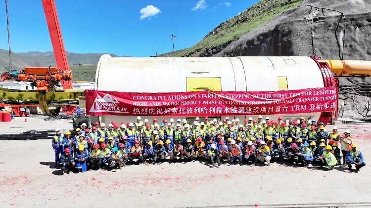 中外方建設(shè)者合影留念。中水電十一局供圖