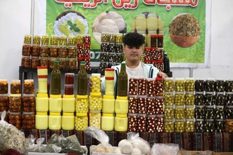 一名展商在展示各式各樣的橄欖制品。納達爾·達烏德攝