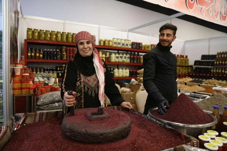 制作辣椒末的當(dāng)?shù)貗D女。納達爾·達烏德攝