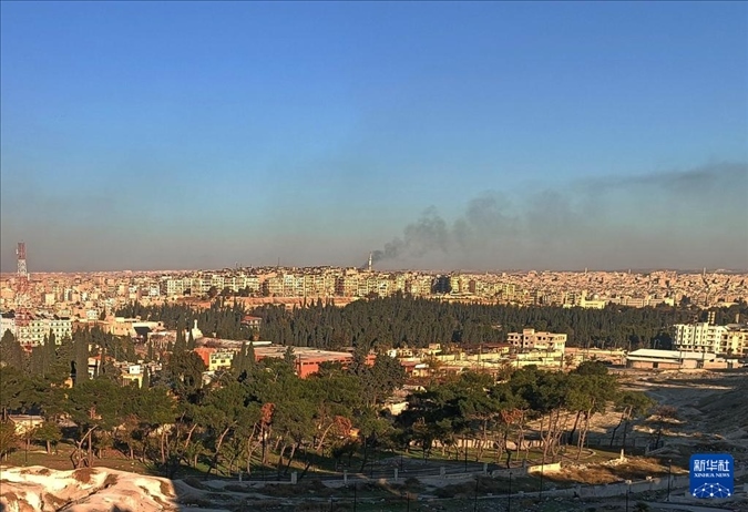 12月1日，敘利亞北部城市阿勒頗升起滾滾濃煙（手機(jī)照片）。新華社發(fā)