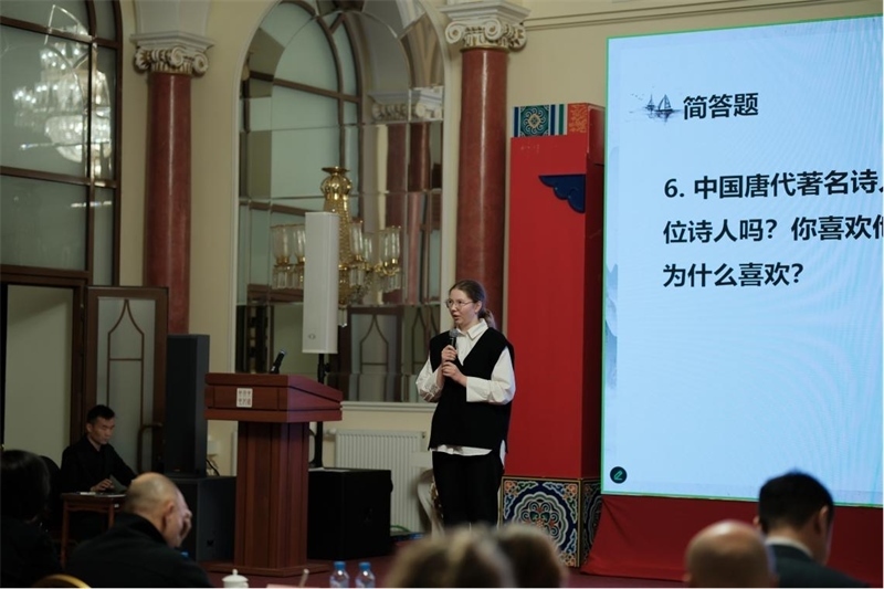 參賽選手現(xiàn)場(chǎng)答題。 俄羅斯國(guó)立人文大學(xué)孔子學(xué)院供圖