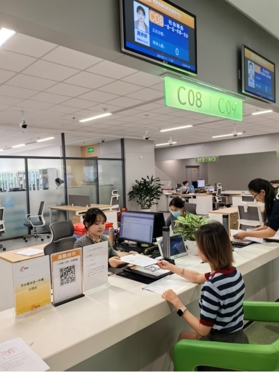 成都高新區(qū)“開辦餐飲店一件事”服務(wù)窗口。成都市市場監(jiān)督管理局供圖