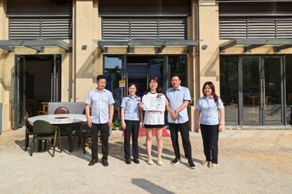 當?shù)毓ぷ魅藛T上門為經(jīng)營者送來了證件。蒼溪縣行政審批和數(shù)據(jù)局供圖