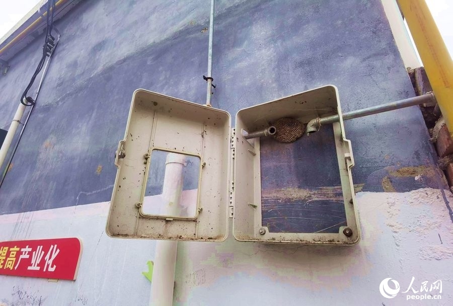 在玉山村的一處未安裝燃?xì)獗淼谋硐鋬?nèi)，掛著一個(gè)馬蜂窩。人民網(wǎng)記者 慎志遠(yuǎn)攝