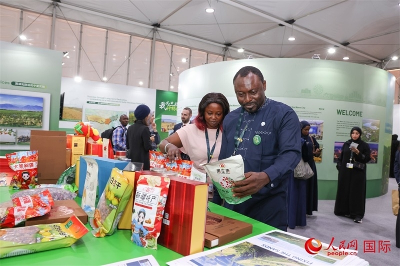 嘉賓了解中國(guó)館展示產(chǎn)品。人民網(wǎng)記者任皓宇攝