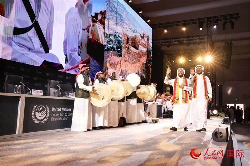 《聯(lián)合國(guó)防治荒漠化公約》第十六次締約方大會(huì)2日開(kāi)幕。圖為開(kāi)幕式表演。人民網(wǎng)記者任皓宇攝