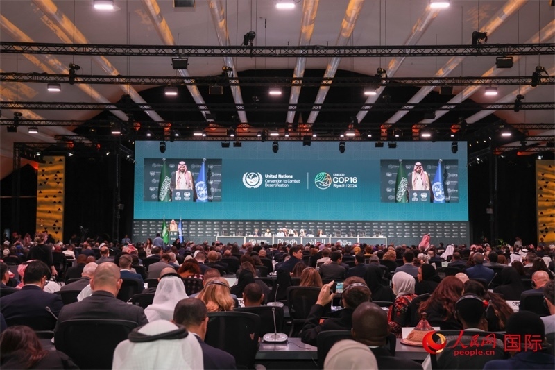 《聯(lián)合國(guó)防治荒漠化公約》第十六次締約方大會(huì)2日開(kāi)幕。圖為開(kāi)幕式現(xiàn)場(chǎng)。人民網(wǎng)記者任皓宇攝
