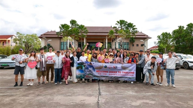 參與活動(dòng)的中國游客與當(dāng)?shù)靥﹪撕嫌啊；顒?dòng)主辦方供圖