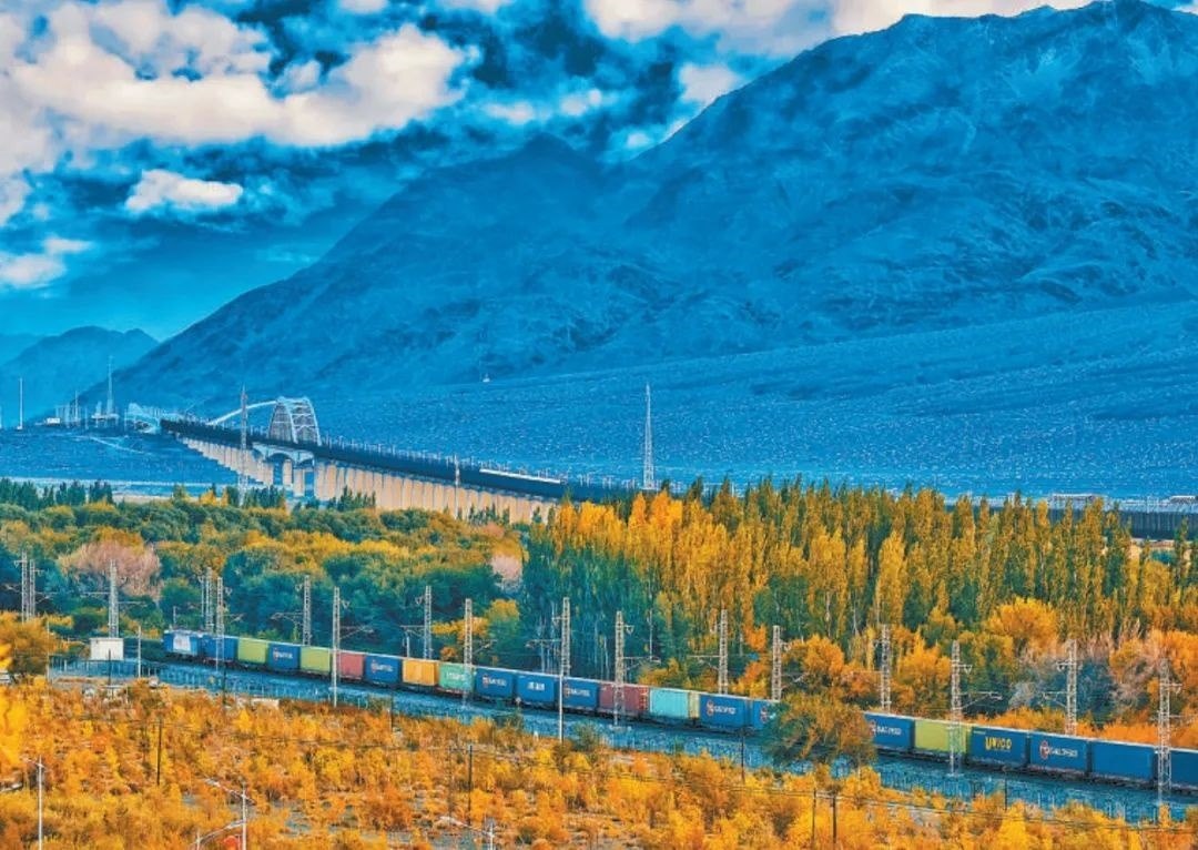 2013年，隨著共建“一帶一路”倡議提出，中歐班列應(yīng)運(yùn)而生。今年11月20日，第十萬(wàn)列中歐班列正式出境。截至目前，中歐班列累計(jì)運(yùn)送貨物超1100萬(wàn)標(biāo)箱、貨值超4200億美元，貨物品類(lèi)達(dá)53大類(lèi)5萬(wàn)余種。圖為中歐班列行駛在新疆烏魯木齊達(dá)坂城濕地。擺風(fēng)亮 攝（新華社發(fā)）