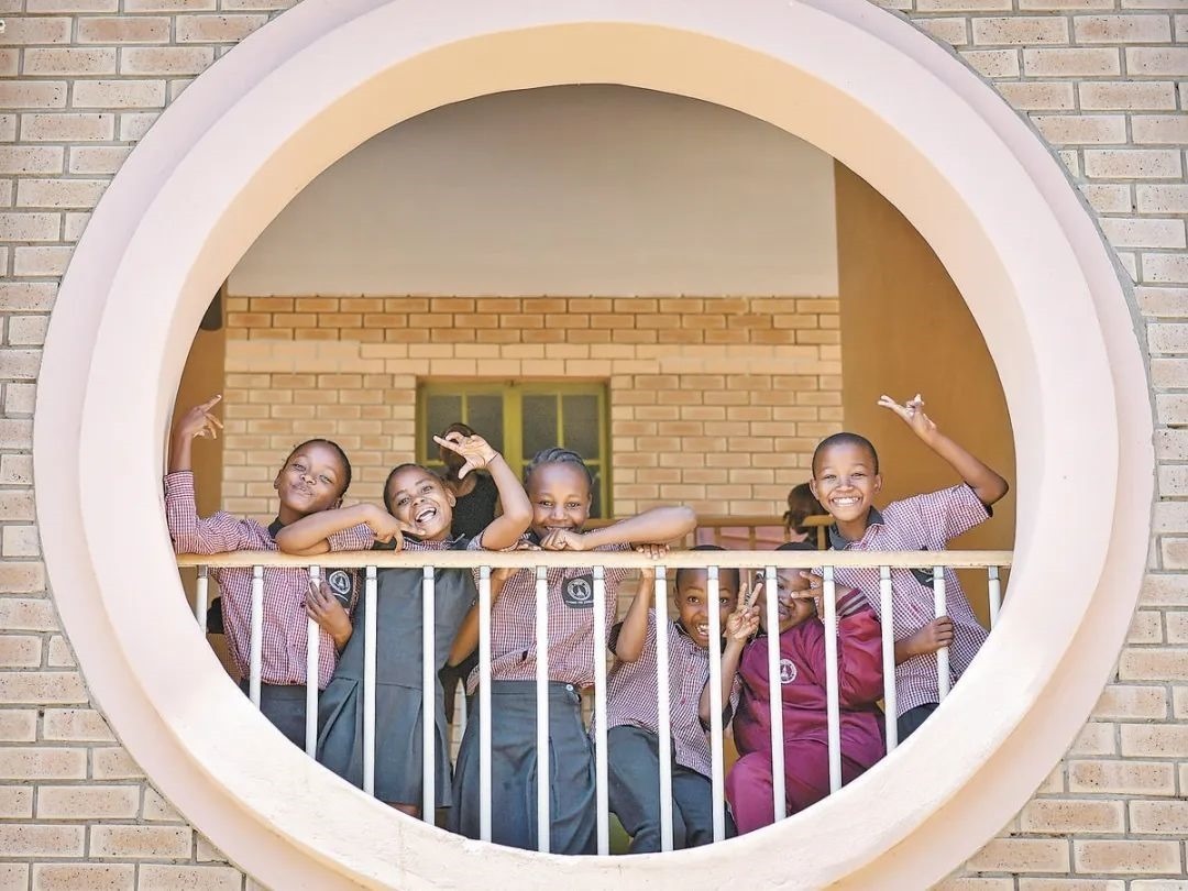 位于博茨瓦納南部的莫帕尼小學(xué)是中國(guó)援建的現(xiàn)代化學(xué)校，當(dāng)?shù)貎和慕逃龡l件因此得到改善。圖為莫帕尼小學(xué)課間休息的學(xué)生們。新華社記者 韓旭 攝