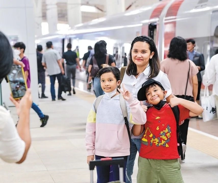 雅萬(wàn)高鐵是我國(guó)在境外完成全過(guò)程勘察設(shè)計(jì)建設(shè)的首個(gè)高鐵項(xiàng)目，于去年10月17日正式開(kāi)通運(yùn)營(yíng)，是中印尼共建“一帶一路”合作的典范。圖為乘客在和雅萬(wàn)高鐵動(dòng)車(chē)組合影留念。新華社記者 徐欽 攝